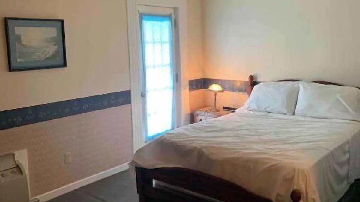 Virgil Hotel | Historical Waterfront King George Inn 2