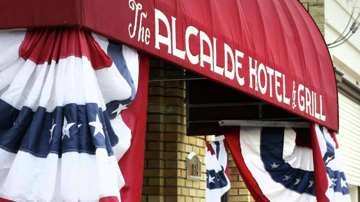 Gonzales Apartment | Historical Downtown 2 bedroom Hotel Suite