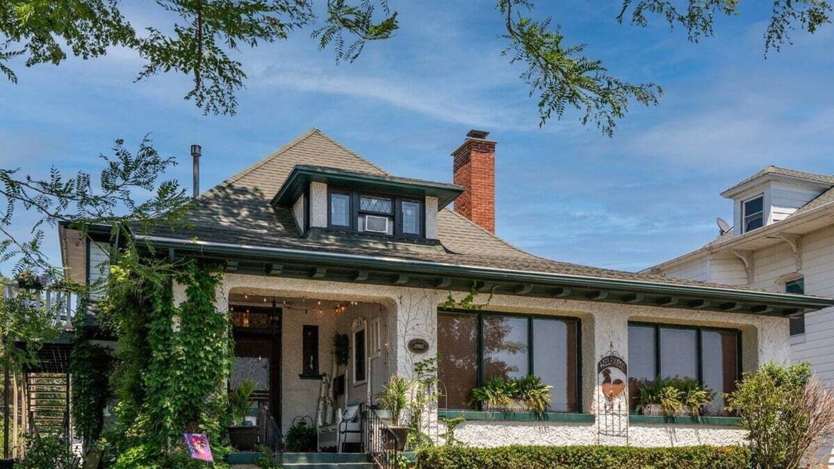 Lake Geneva Apartment | Historical Downtown Geneva Bungalow |Upper Unit |Parking for 3 |Walkable |Near Shops & Restaurants