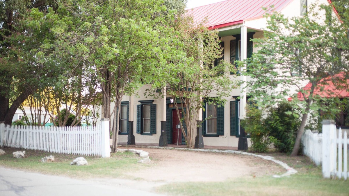 Castroville House | Historical Hotel Tarde in the heart of Castroville (Entire Hotel)