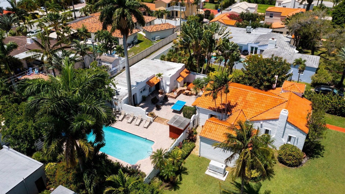Hollywood Lakes Villa | Historical huge Luxy Villa in Hollywood Beach