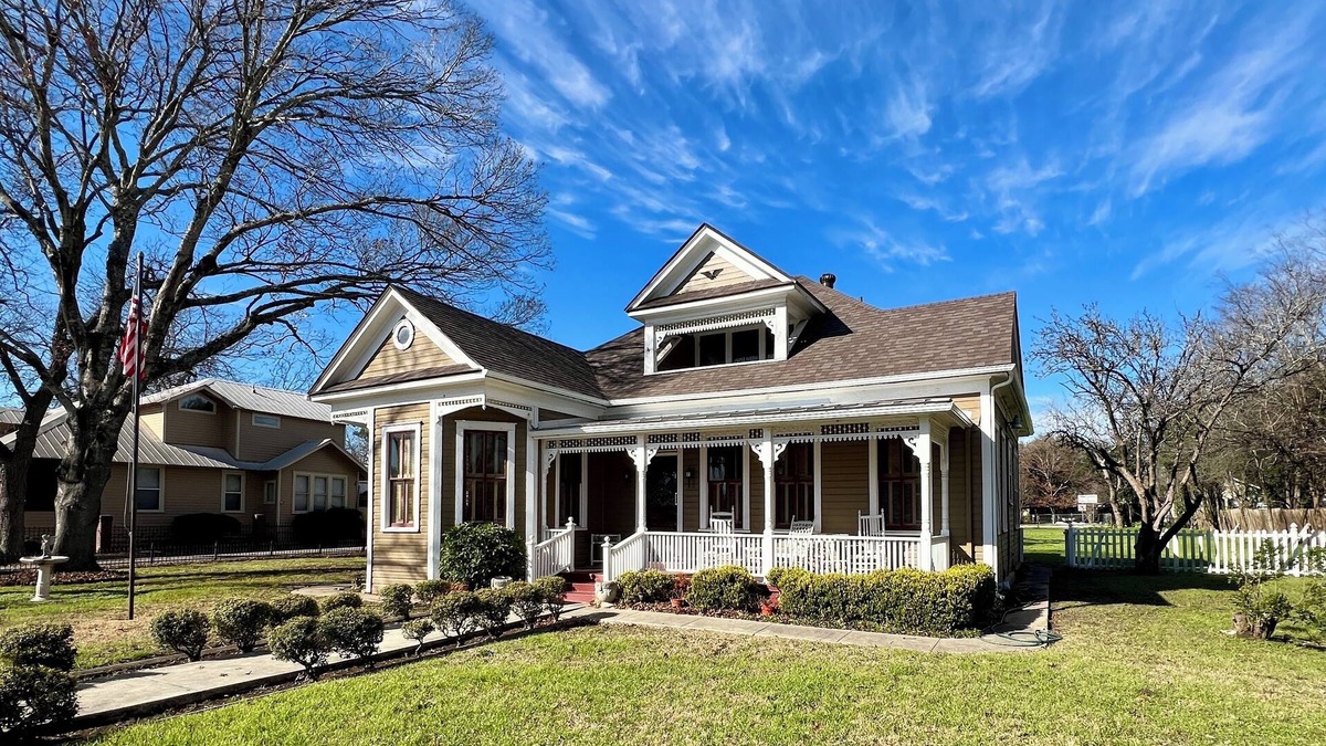 Seguin House | Historical Krezdorn House in the heart of Seguin!