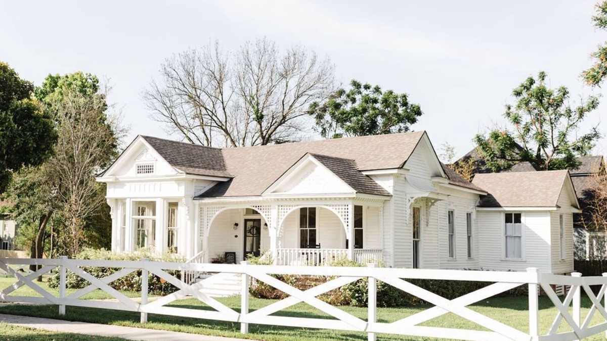 Waco House | Historical Morrow House Season 5 Fixer Upper, Featured In Cottage Style Magazine