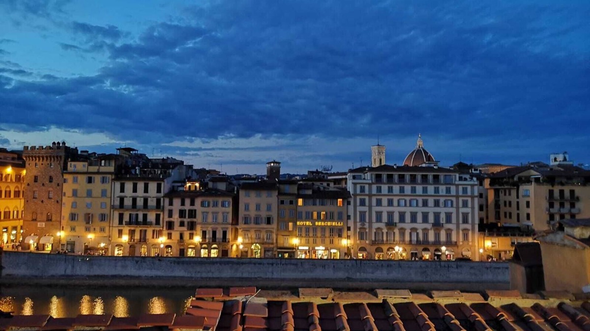Oltrarno Apartment | HISTORICAL TOWER-HOUSE SPECTACULAR ARNO VIEW & WITH BALCONY FROM 12 TH CENTURY
