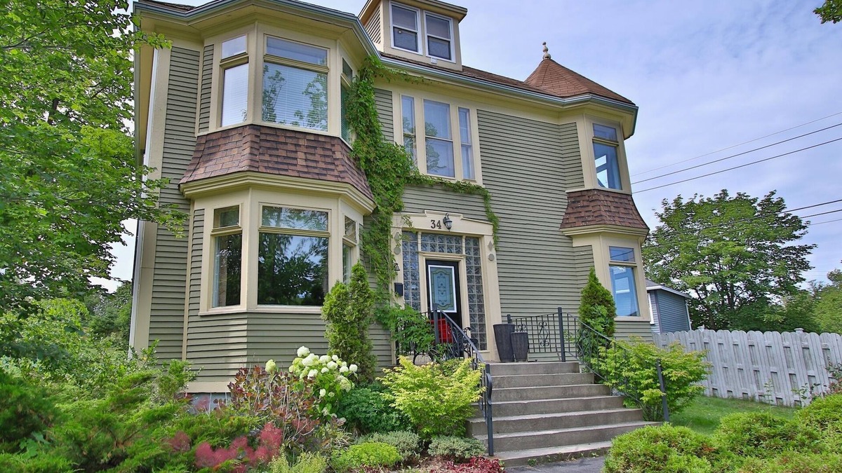 Waterford Valley House | History and Charm Downtown