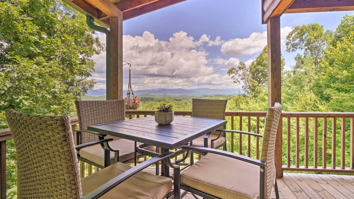Unaka Cabin | ‘Hiwassee Hideaway' Cabin w/Mountain Views!