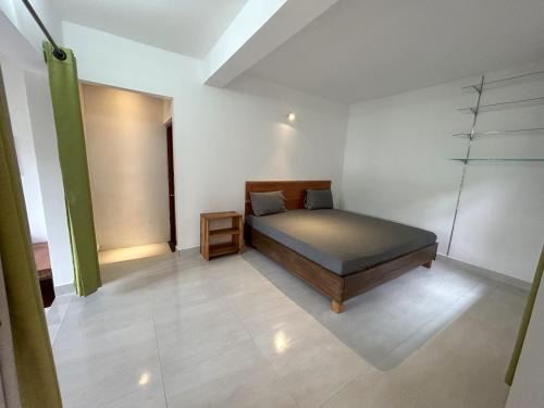 Handessa House | HnM Kandy - Peradeniya Small Apartment with a luxury bed, kitchen, living area, attached washroom
