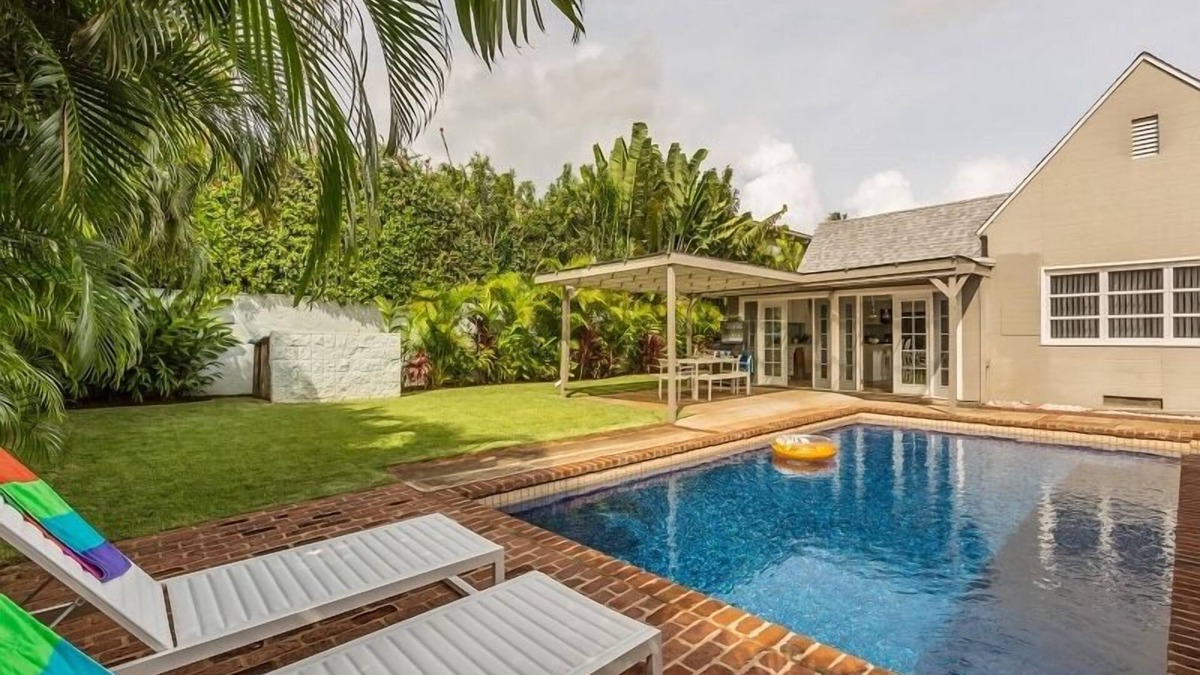 Kahala House | Ho'okipa Villa: Historic Home+Guest Cottage in Kahala near the Beach w/Pool & AC