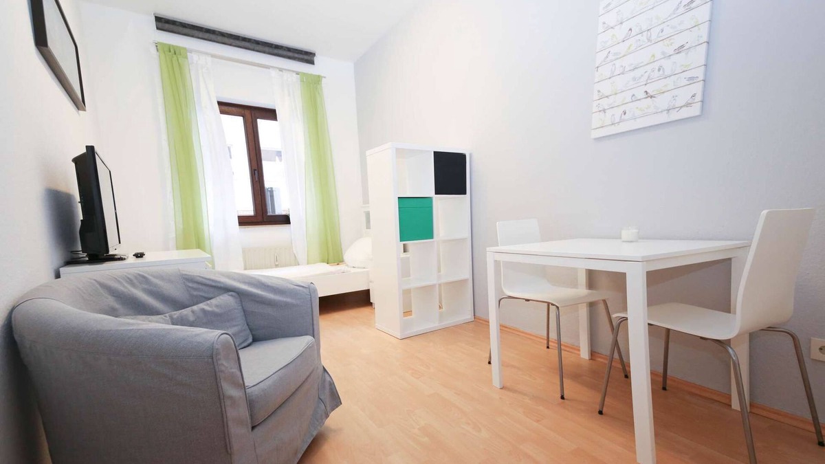 Neustadt-Sued Apartment | HÖ01 large apartment with dryer and washing machine