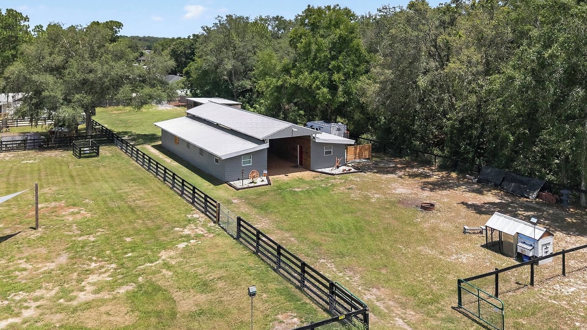 Summerfield House | Hobby Farm stay outside The Villages,