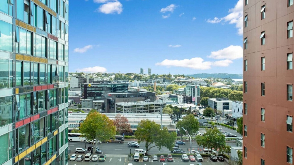 Auckland Central Business District Apartment | Hobson's Apartment with Pool and View