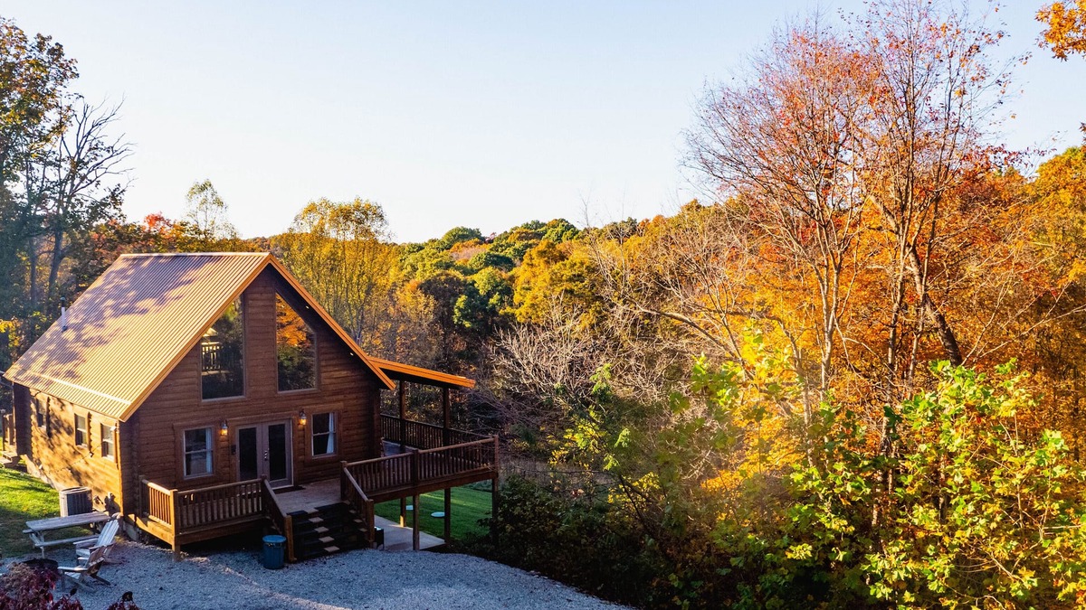 McArthur Ski Chalet | Hocking Hills Naturescape ~ Fast Wifi ~ Hot Tub ~ Close to the Caves, Trails