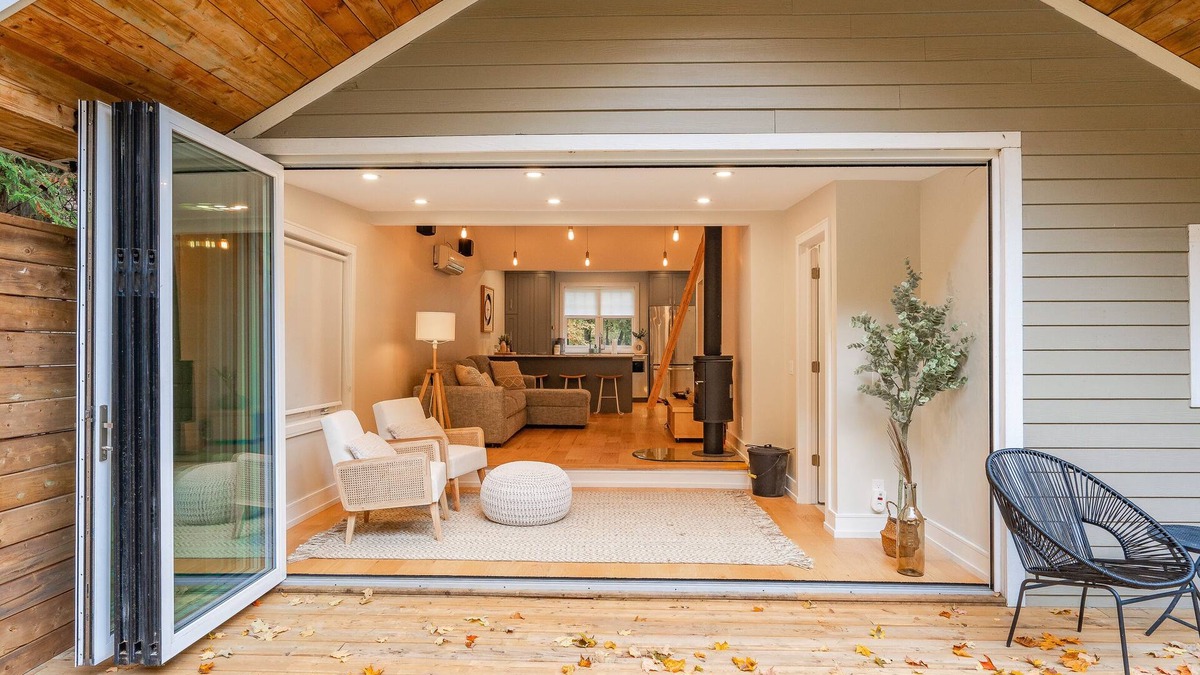 Mono Cottage | Hockley Riverside Cottage Loft & Bunkie