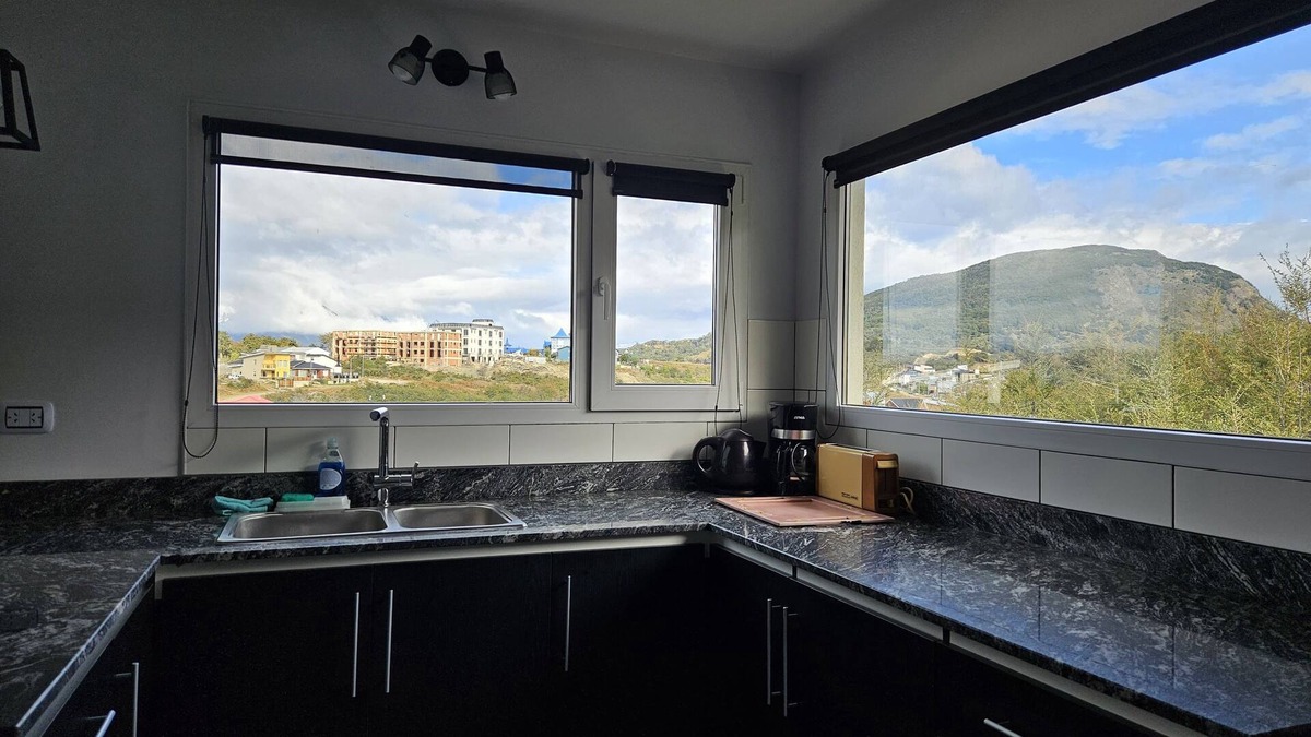 Province of Tierra del Fuego House | Hogar Fueguino con Unas Hermosas Vistas a las Montañas