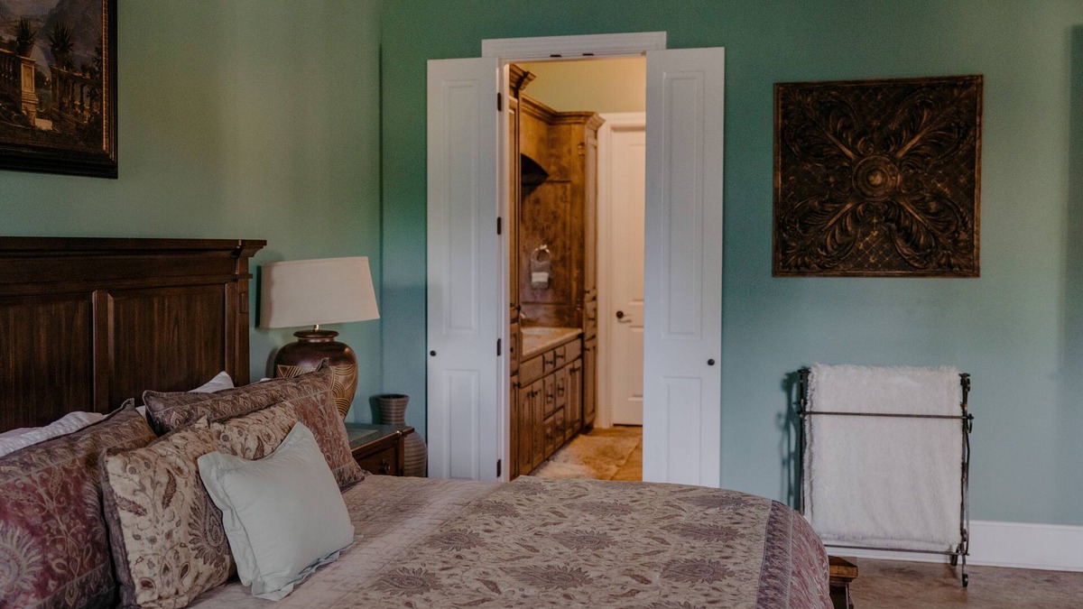 Dripping Springs House | Hogar Suite -La Aldea Building - Asante Lodging & Events