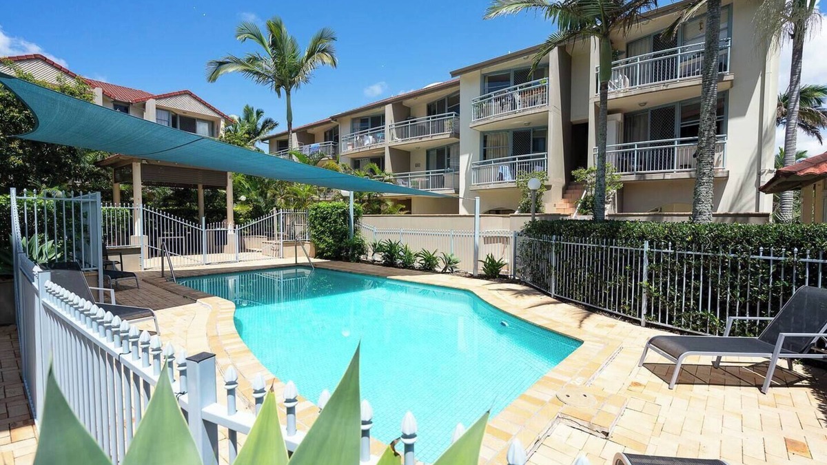 Coolangatta Apartment | Hola Kirra Ocean Blue Beachfront Oasis w Balcony