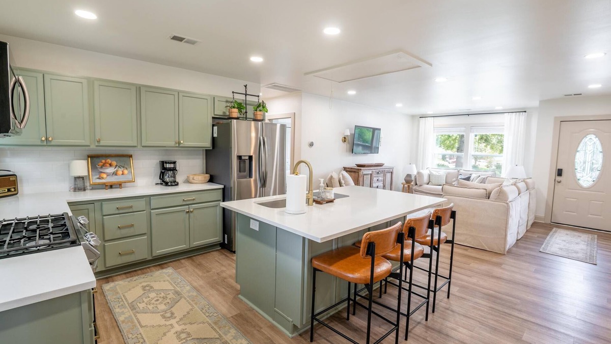 Hanahan House | Holcombe Premier: Modern Luxury : 4br Home