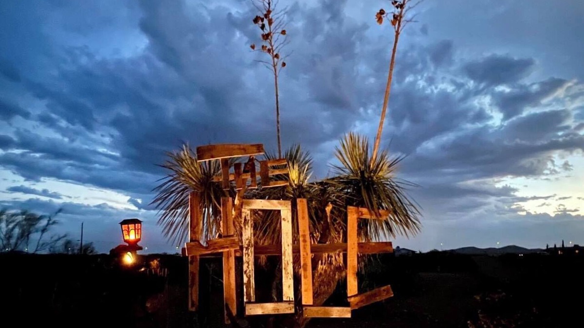 Columbus House | Hole in the Wall Getaway - USA/MEXICO Border Bed & Breakfast