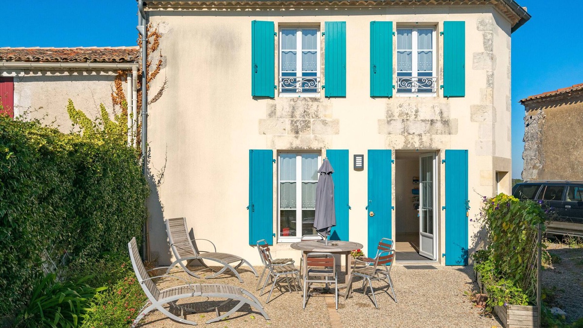 Chenac-Saint-Seurin-d'Uzet House | Holiday Home 'Gîte Du Chai' with Sea View, Private Terrace and Wi-Fi