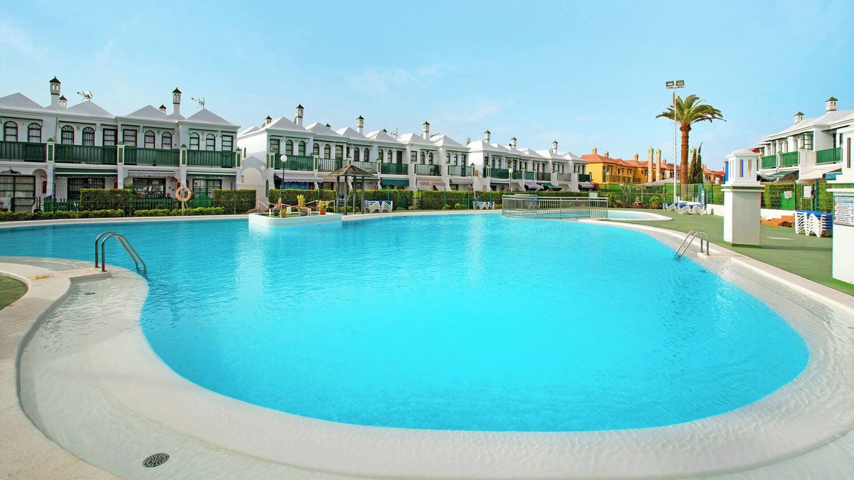 Campo Internacional Maspalomas Apartment | Holiday Home Dunaflor Gemelo 1 with Shared Pool, Terrace & Wi-Fi