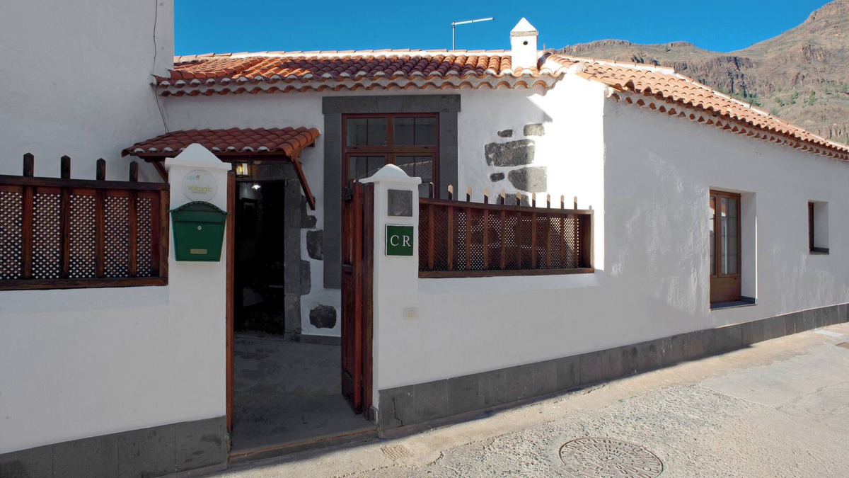 San Bartolome de Tirajana House | Holiday Home "Casa De La Eterna Primavera" with Mountain View, Terrace & Wi-Fi