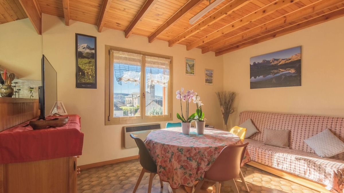 Saint-Julien-en-Champsaur Apartment | Holiday Apartment "Vacances La Montagne" with Mountain View & Wi-Fi