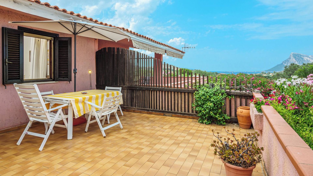 Monte Petrosu House | Holiday Home 'Villetta Meyer Lu Pitrali' with Sea View, Private Terrace and Private Garden