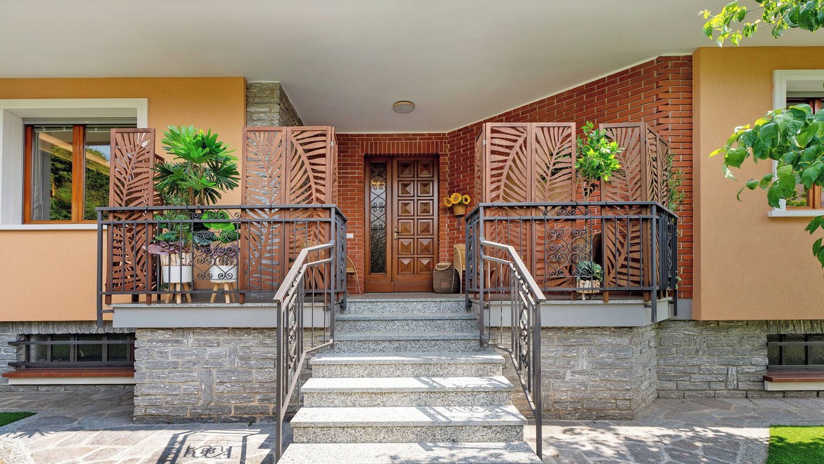 Castelletto Sopra Ticino House | Holiday Home 'La Casa Dei Girasoli' with Terrace, Wi-Fi and Air Conditioning