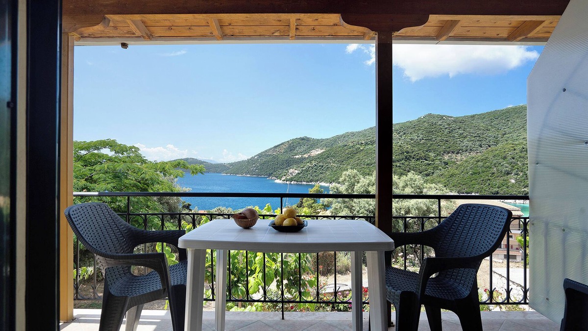 Mikros Gialos Apartment | Holiday Accommodation "Vardia Studio B" with Sea View, Balcony and Wi-Fi