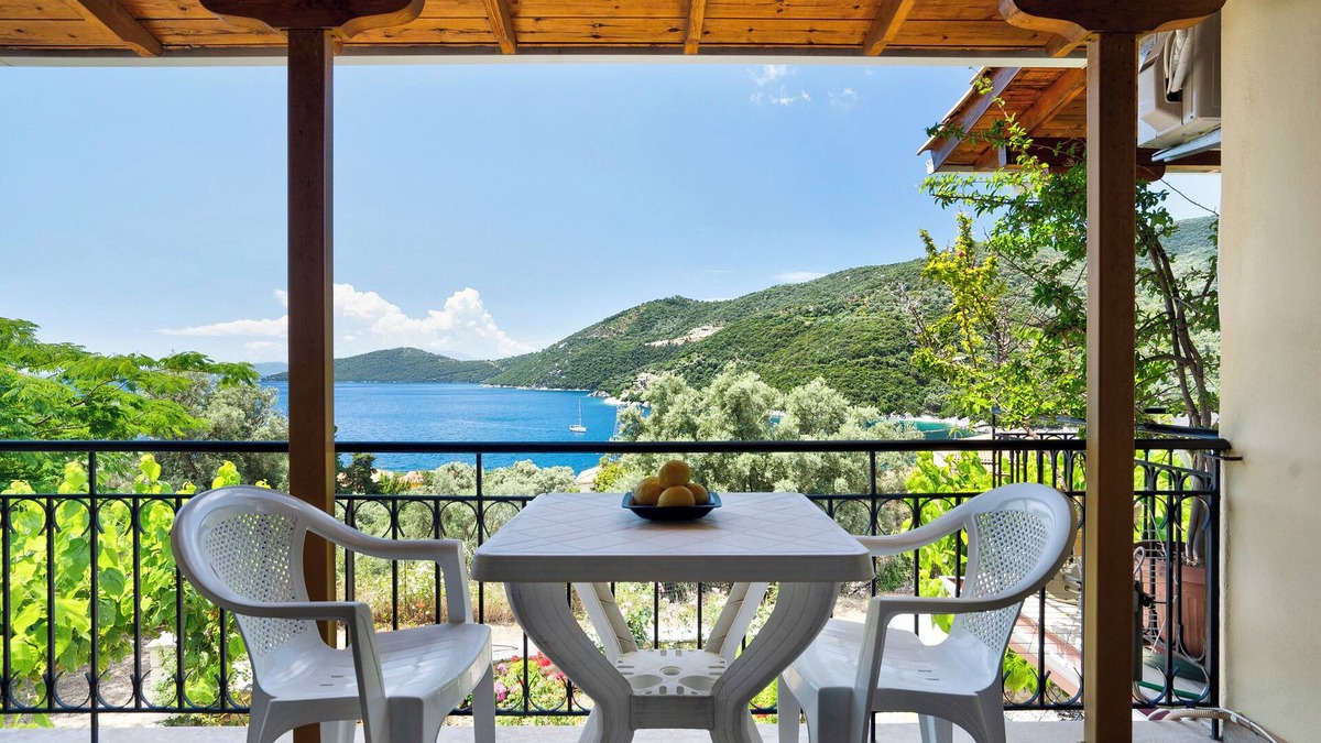 Mikros Gialos Apartment | Holiday Accommodation "Vardia studio A" with Sea View, Wi-Fi & Balcony