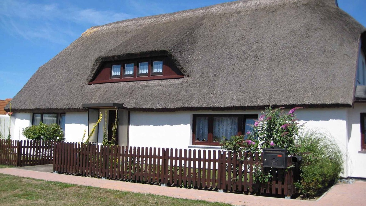Hiddensee Apartment | Holiday apartment under a thatched roof, only 100 metres from the Baltic Sea beach