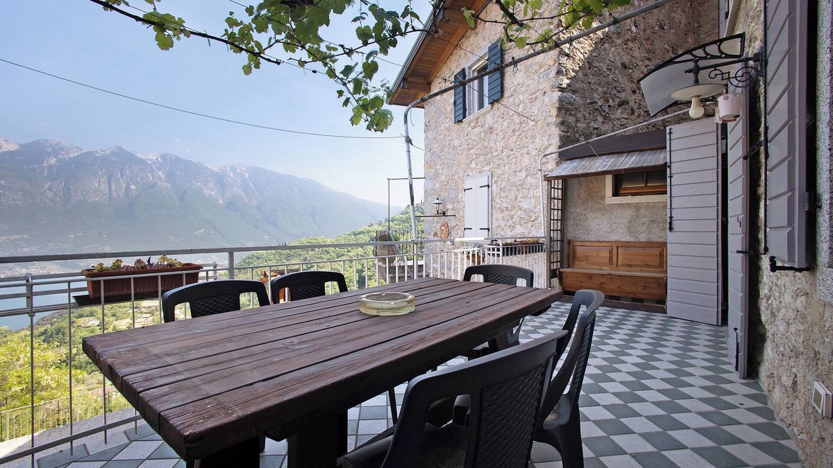 Tremosine Apartment | Holiday Apartment Casa Oliva with Lake View, Balcony & Wi-Fi