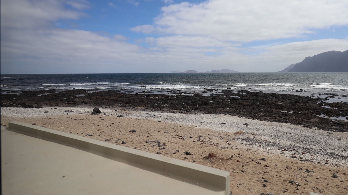Caleta de Famara Apartment | Holiday Apartment "Olas 2 Bajo" with Sea View, Shared Terrace & Wi-Fi