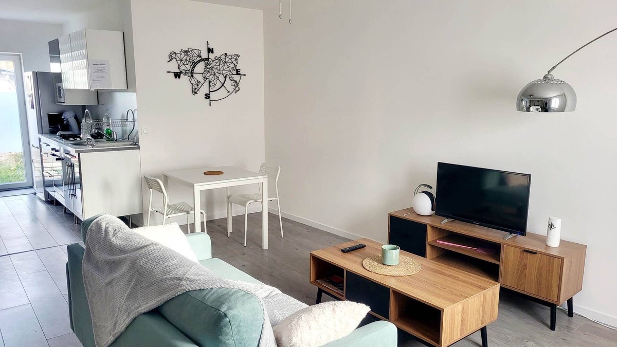 Saint-Laurent-Nouan Apartment | Holiday Apartment "Du Centre" with Private Terrace & Wi-Fi