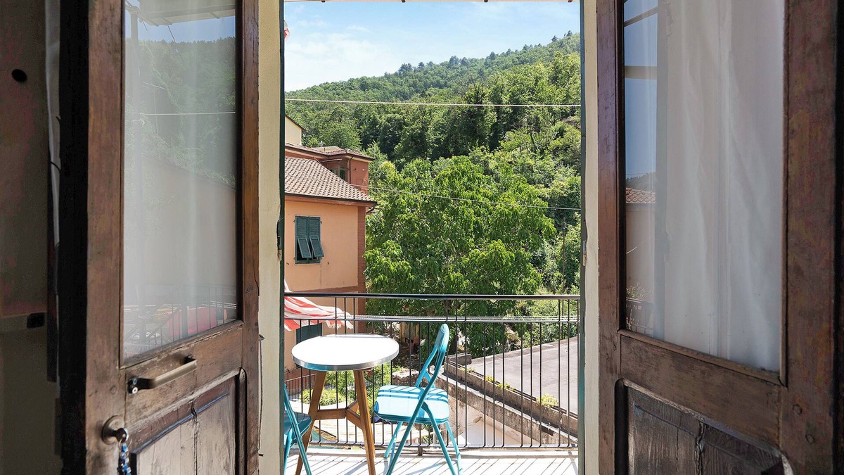 La Spezia Apartment | Holiday Apartment Acciuga House with Balcony, Shared Garden & Wi-Fi