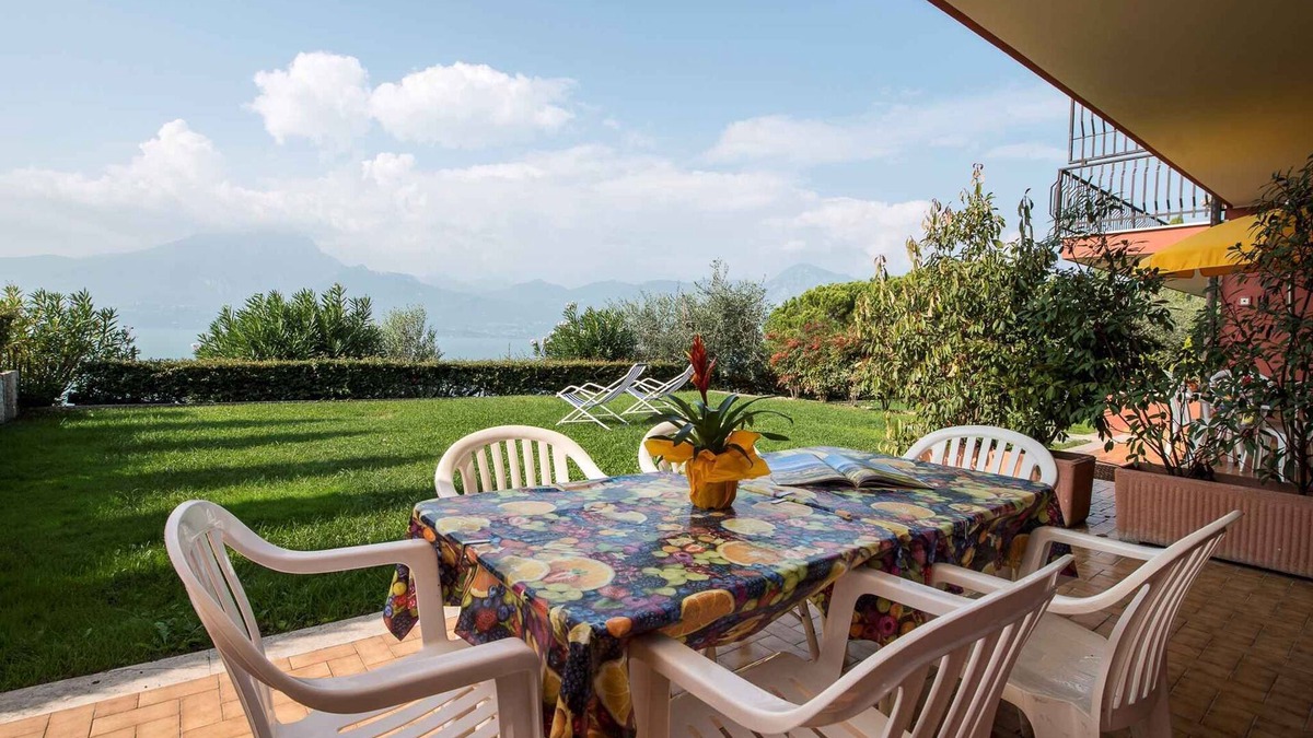 Frader Apartment | Holiday apartment with terrace and beautiful lake view