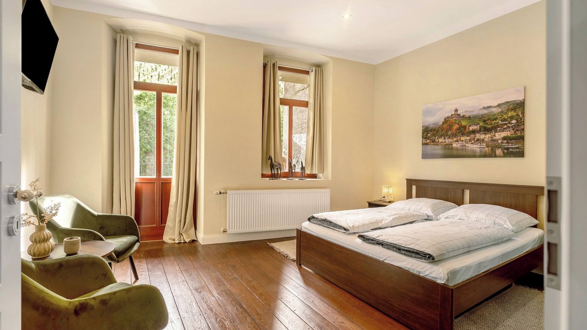 Traben-Trarbach Apartment | Holiday Apartment "Alte Stadtvilla Am Weinberg 1" with Shared Terrace & Wi-Fi