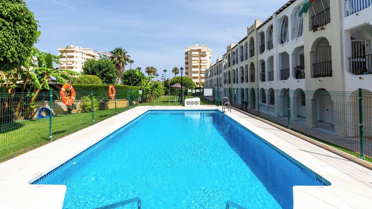 Torrequebrada Apartment | Holiday Apartment Benalmadena Costa by the Beach with Shared Pool & Wi-Fi