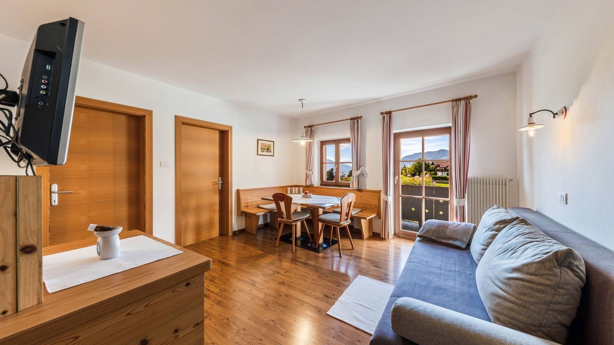 Fie allo Sciliar Apartment | Holiday Apartment "Florerhof Flieder" with Mountain View, Sauna, Wi-Fi & Garden