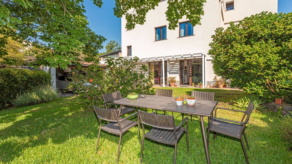Picanello-Ognina-Barriera-Canalicchio Apartment | Holiday Apartment 'A Casa Nostra' with Terrace, Shared Garden & Wi-Fi