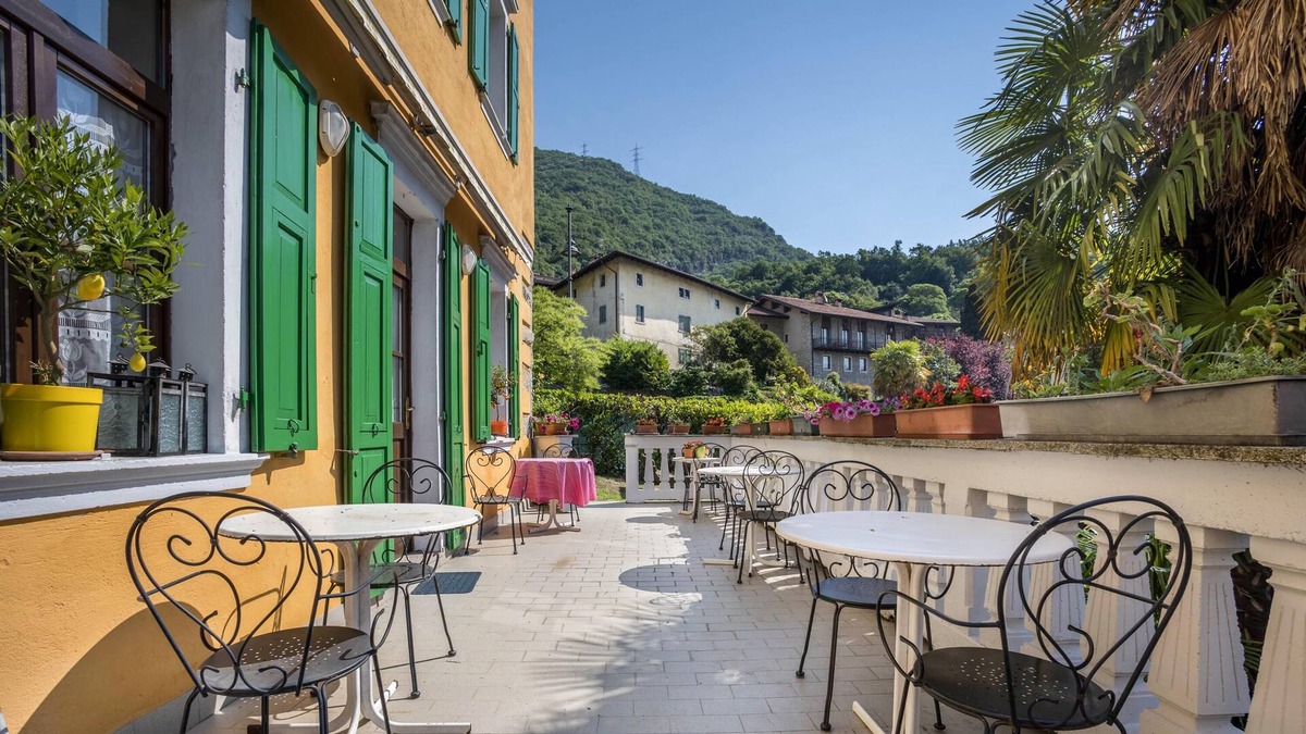 Canale di Tenno Apartment | Holiday Apartment "Agritur Tenno" with Balconies & Garden View