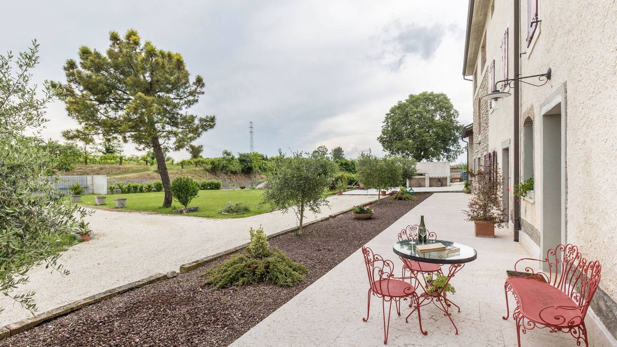Sona Apartment | Holiday Apartment "Agriturismo Tenuta Corte Tese 2" with Shared Garden & Wi-Fi