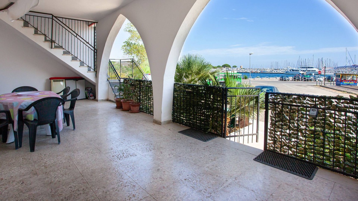 La Caletta Apartment | Holiday Apartment 'Beautiful house 350m from the beach' with Sea View, Terrace & Wi-Fi