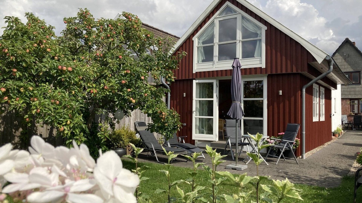 Arnis House | Holiday Apartment 'Bullerbü Ferienhäuschen Arnis' with Private Terrace and Own Garden