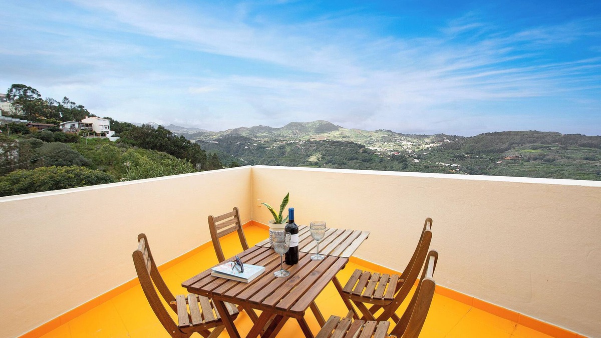 Teror Apartment | Holiday Apartment "Carmelo Y Carmela 6" with Mountain View, Private Terrace & Wi-Fi
