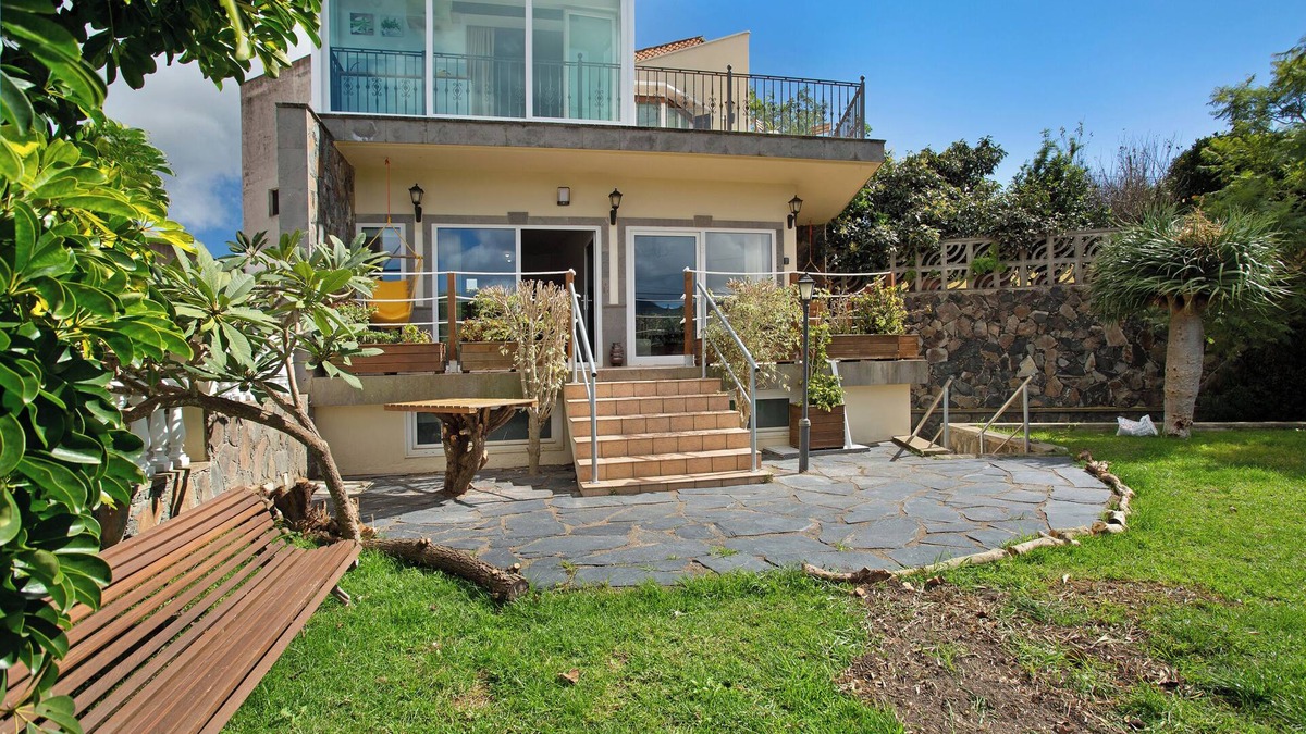 Teror Apartment | Holiday Apartment "Carmelo Y Carmela 4" with Mountain View, Private Terrace & Wi-Fi