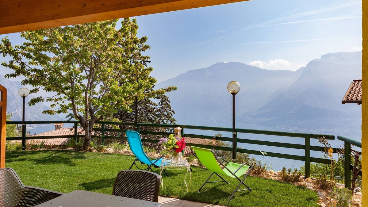 Bassanega Apartment | Holiday Apartment "Casa Vacanze Marisol" with Great View of Lake Garda