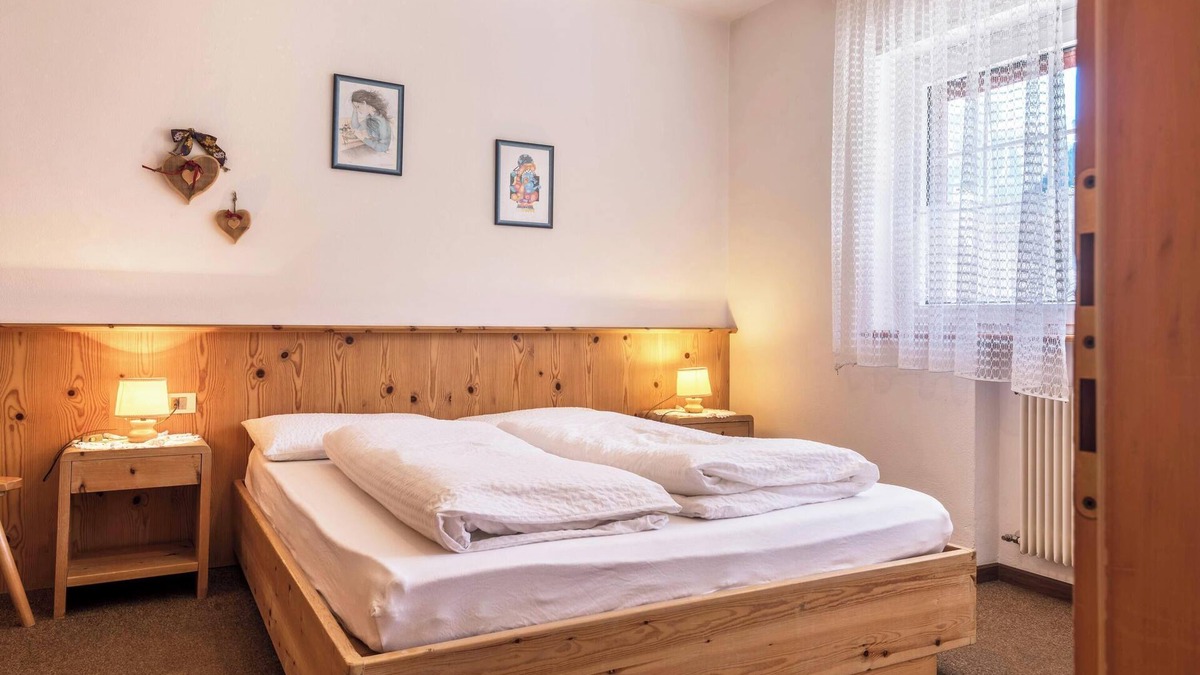 Alba Apartment | Holiday Apartment Casa Lorenz 1 with Mountain View, Wi-Fi & Garden