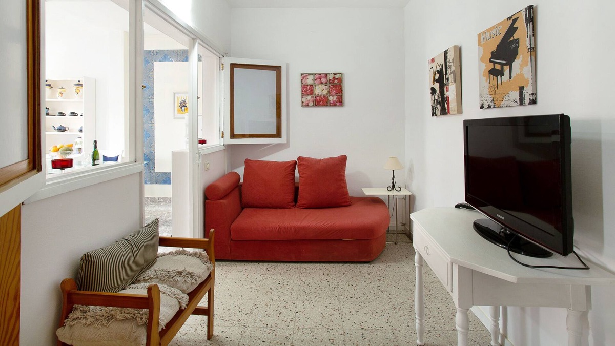 Aguimes Apartment | Holiday Apartment 'Casa Lolina1' with Shared Garden and Wi-Fi