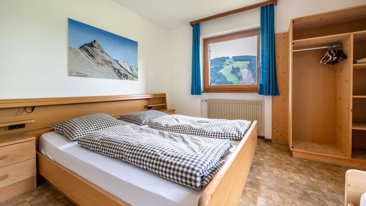 Mareo Apartment | Holiday Apartment "Ciasa La Palsa 2" with Mountain View, Balcony & Wi-Fi